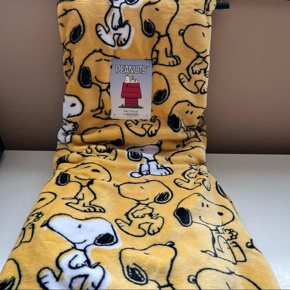 Berkshire Other - Peanuts Snoopy Yellow Plush Throw Blanket